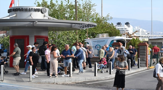 İzmir Limanı'na yanaşan iki kruvaziyerle turist hareketliliği yaşandı