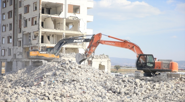 Kahramanmaraş'ta ağır hasarlı binaların kontrollü yıkımı sürüyor