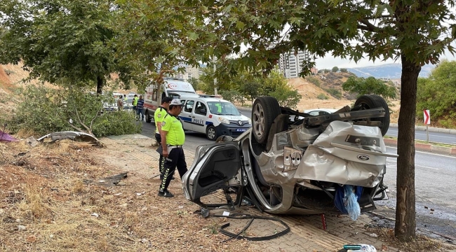 Kahramanmaraş'ta yol kenarındaki ağaca çarpan otomobilde 5 kişi yaralandı