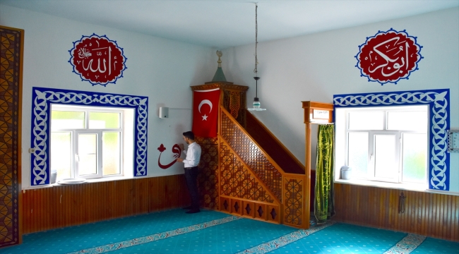 Kaligrafi öğrenen imam camilerde sanatını icra ediyor