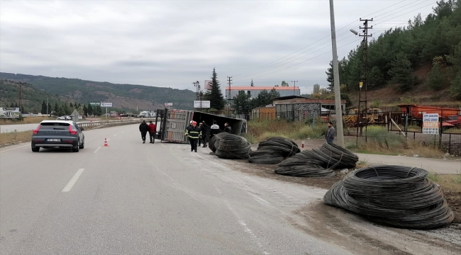 Karabük'te devrilen tırın şoförü kazayı yara almadan atlattı