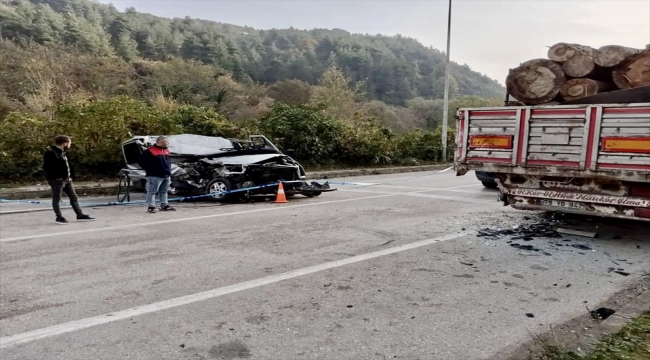 Karabük'te park halindeki kamyona çarpan minibüste 1 kişi öldü
