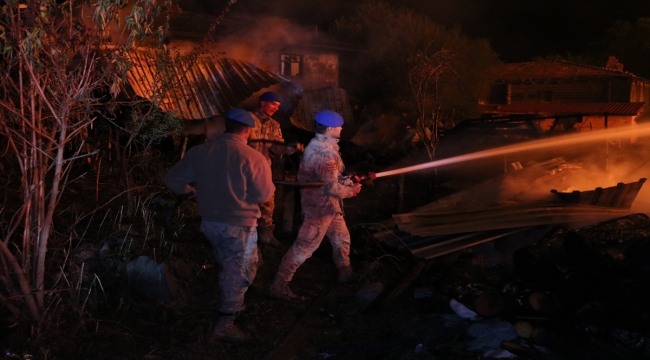 Kastamonu'da 4 ev ile 1 ahırda çıkan yangın ekiplerce söndürüldü