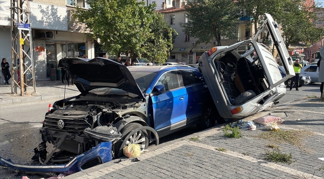 Kayseri'de 2 otomobilin çarpıştığı kazada 2 kişi yaralandı