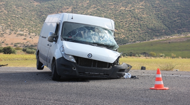 Kilis'te çarpışan tırla midibüsün sürücüleri yaralandı
