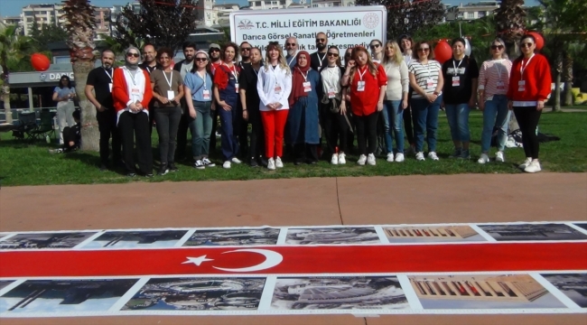 Kocaeli'de Cumhuriyet'in 100 yılını yansıtan eserlerin fotoğrafları 100 metrelik kumaşta sergilendi