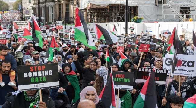 Londra'da Filistin'e destek gösterisine katılan on binlerce kişi Başbakanlığa yürüdü