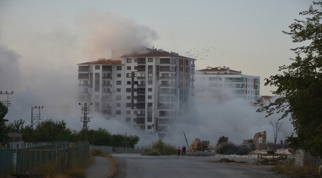 Malatya'da ağır hasarlı 12 katlı 2 bina patlayıcı kullanılarak yıkıldı