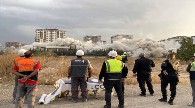 Malatya'da ağır hasarlı 13 katlı 2 bina patlayıcı kullanılarak yıkıldı