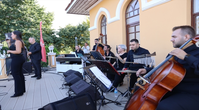 Meriç Nehri kenarında düzenlenen konserde 7 dilde şarkılar söylendi