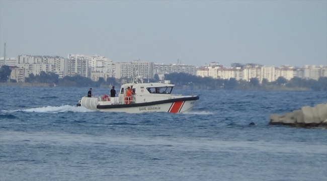Mersin'de yelkenli tekne battı