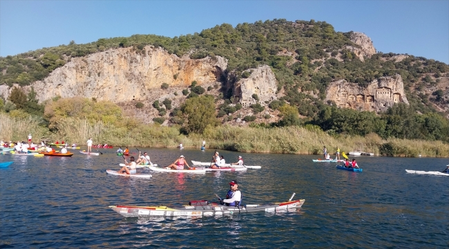 Muğla'da Cumhuriyet'in 100. yılında yaklaşık 220 kanocu kürek çekti