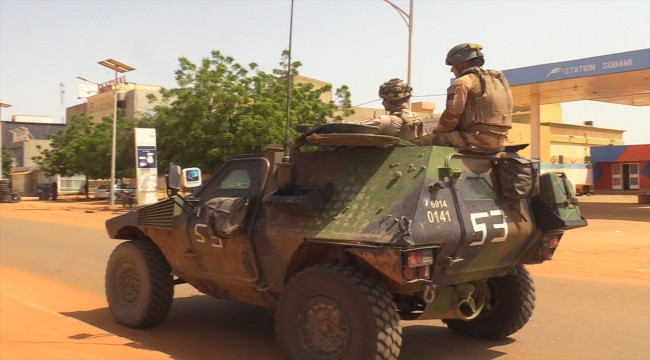 Nijer'de konuşlu Fransız askerleri ülkeden ayrılmaya başladı