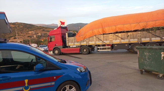 Ödemiş'te tırın altında kalan motosikletin sürücüsü yaralandı