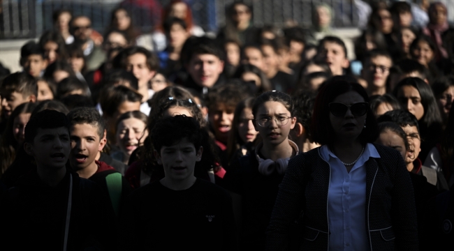 Okullarda Gazze'deki saldırılarda ölen çocuklar için saygı duruşunda bulunuldu