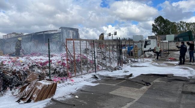 Pendik'te sahte içkilerin konulduğu yedieminin deposunda yangın çıktı