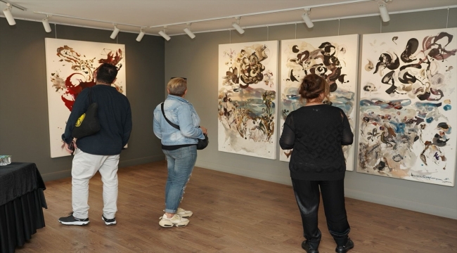 Ressam Füsun Çağlayan'ın "Göl Fragmanları" sergisi açıldı