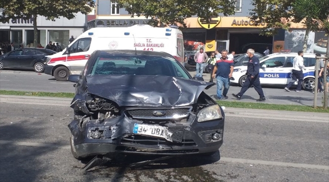 Sancaktepe'de çarpışan 2 otomobilin sürücüleri yaralandı