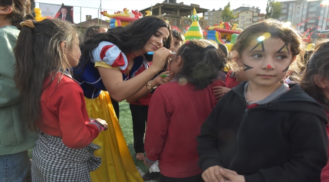 Şemdinli'de Cumhuriyet'in 100 yılı dolayısıyla yürüyüş düzenlendi