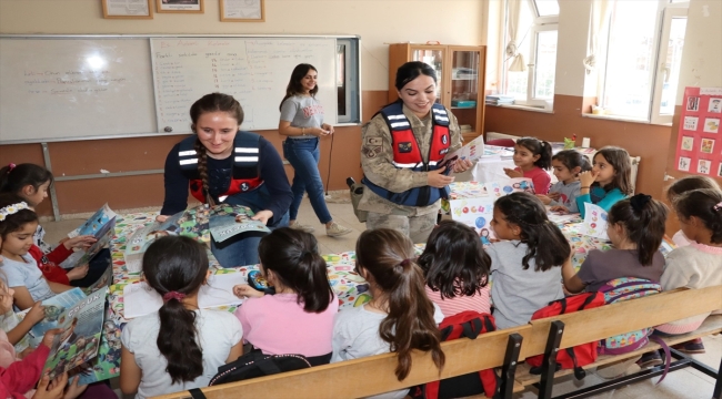 Siirt jandarmasından "11 Ekim Dünya Kız Çocukları Günü"ne özel klip