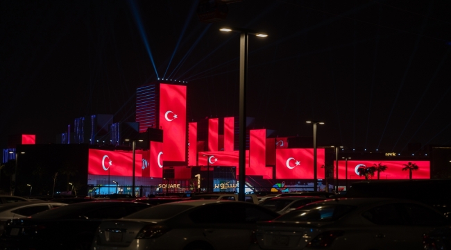 Suudi Arabistan'daki turistik "Boulevard City" Türk bayrağıyla aydınlatıldı