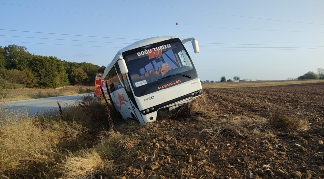 Tekirdağ'da lastiği patlaması nedeniyle yoldan çıkan servisteki 3 işçi yaralandı