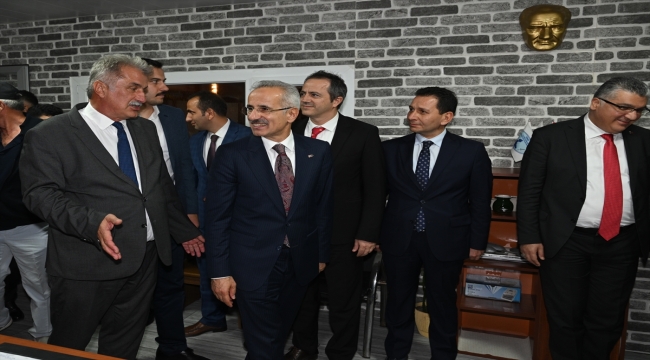 Ulaştırma ve Altyapı Bakanı Uraloğlu, İzmir Ticaret Odası meclis toplantısına katıldı
