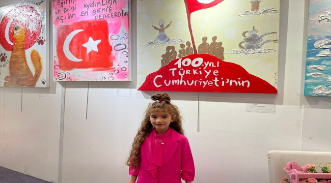 6 yaşındaki ressam Monika Kaya İstanbul Sanat ve Antika Fuarı'nda eserlerini sergiledi