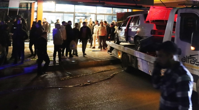 Adana'da otomobilin iş yerine girmesi sonucu 1 kişi öldü, 1 kişi yaralandı