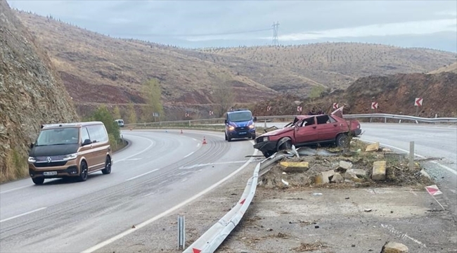 Afyonkarahisar'da refüje çarparak devrilen otomobildeki 2 kişi yaşamını yitirdi