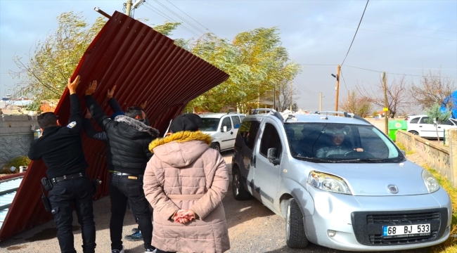 Aksaray'da kuvvetli rüzgar ve sağanak yaşamı olumsuz etkiledi