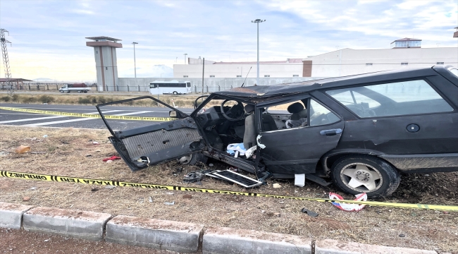 Aksaray'da refüje çarpan otomobildeki kadın öldü 