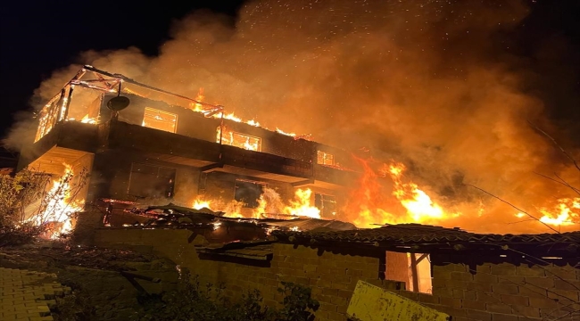 Amasya'da çıkan yangında bir ev, ahır ve 400 saman balyası yandı