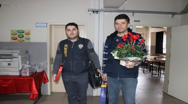 Amasya'da polislerden sürpriz "Öğretmenler Günü" kutlaması