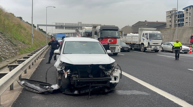 Anadolu Otoyolu'nda 3 aracın karıştığı kazada 4 kişi yaralandı