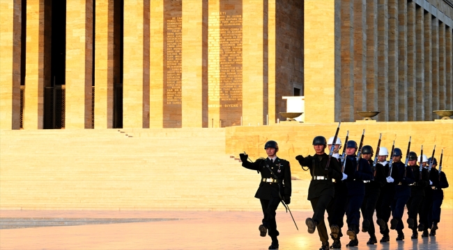 Anıtkabir'e özel bayrak değişim töreni