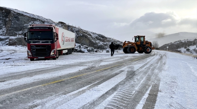 Ardahan'da tipi nedeniyle oluşan buzlanmada tırlar yolda kaldı