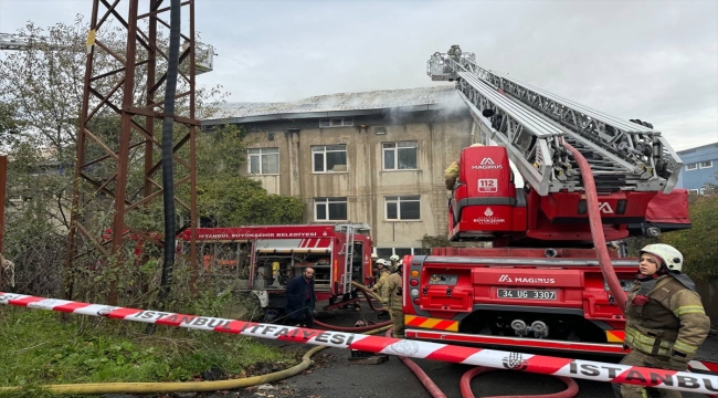 Arnavutköy'de bir fabrikada çıkan yangına müdahale ediliyor