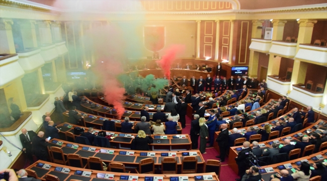 Arnavutluk Meclisinde bütçe görüşmeleri sırasında gerginlik yaşandı