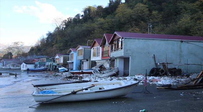 Artvin'de fırtınada oluşan dalgalar balıkçı barınaklarına zarar verdi