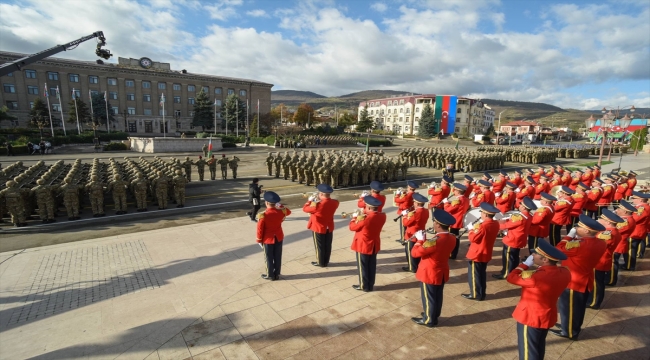Azerbaycan'ın Karabağ Zaferi'nin yıl dönümü Hankendi'de askeri geçit töreniyle kutlandı