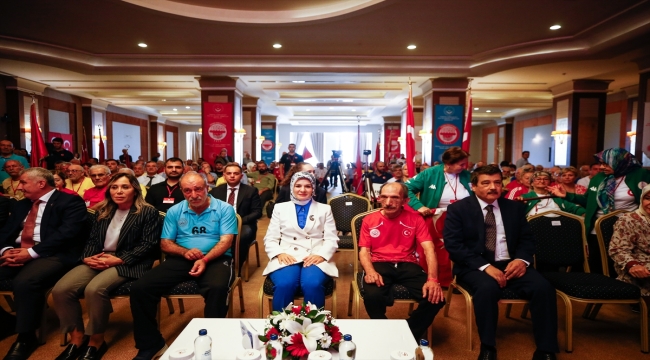 Bakan Göktaş, Yetişkin Gençler Huzur Bocce Ligi'nde şampiyon olan sporculara ödüllerini verdi