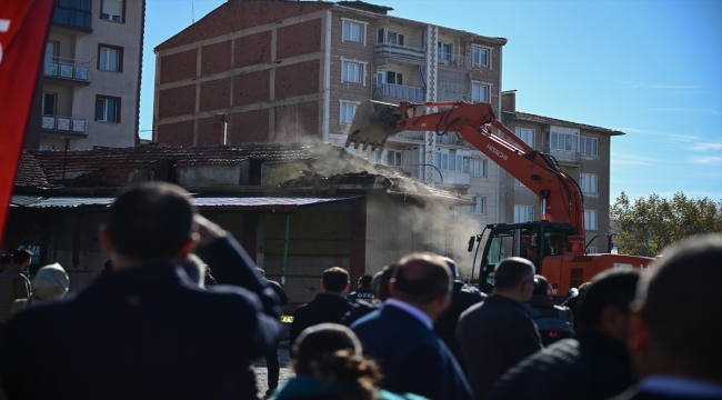 Bakan Özhaseki, AK Parti Uşak İl Başkanlığı'nda konuştu