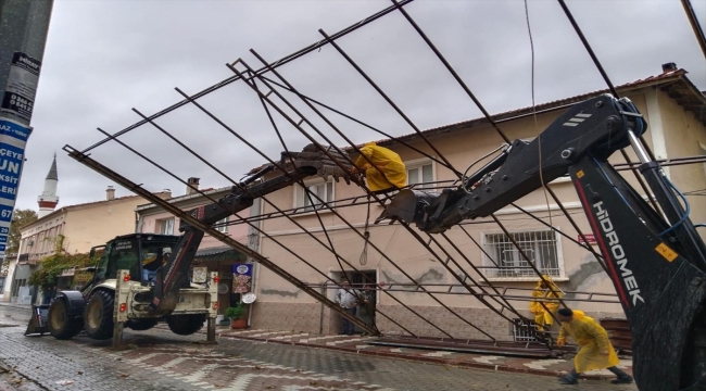 Balıkesir'de kuvvetli rüzgar nedeniyle bazı binaların çatısı zarar gördü