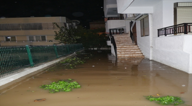 Balıkesir'de sağanak ve lodos su baskınlarına yol açtı