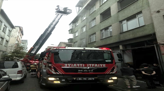 Bayrampaşa'da iplik atölyesinde çıkan yangın hasara neden oldu