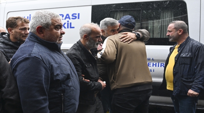 Beyoğlu'nda eşi tarafından öldürülen kadın ve üç çocuğunun cenazeleri toprağa verildi
