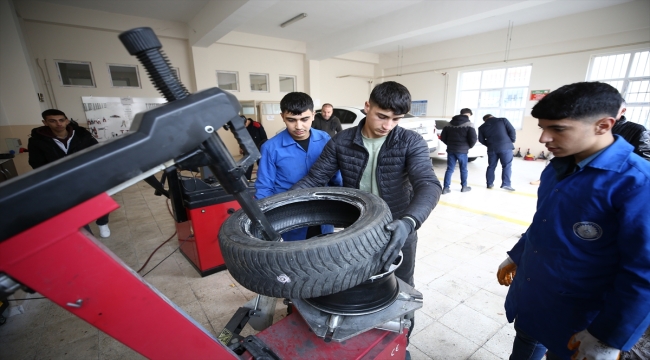 Bingöl'de meslek lisesi öğrencileri kış lastiği taktırmak isteyenlere hizmet veriyor