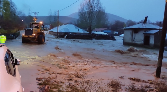 Bingöl'de sel nedeniyle mahsur kalan 2 çoban ve hayvanları kurtarıldı