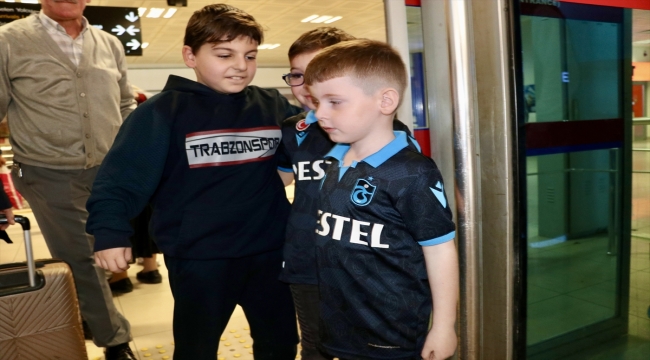 Bursa'da biber gazlı saldırıya uğrayan Trabzonsporlu çocuk, Trabzon'a geldi